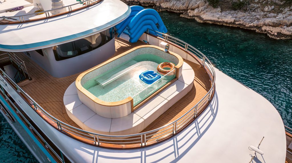 FREEDOM Pool - Sun deck Aft FREEDOM Pool - Sun deck Aft