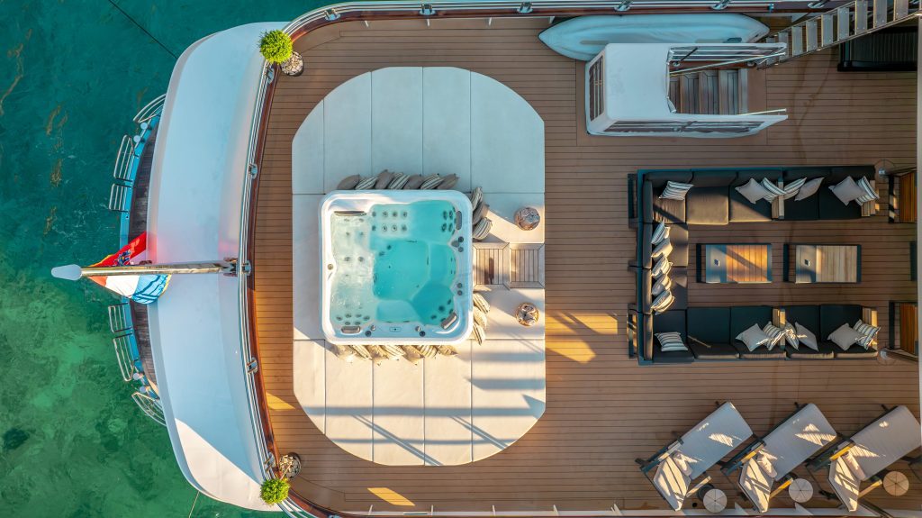 FREEDOM Jacuzzi and lounge area - Sun deck stern