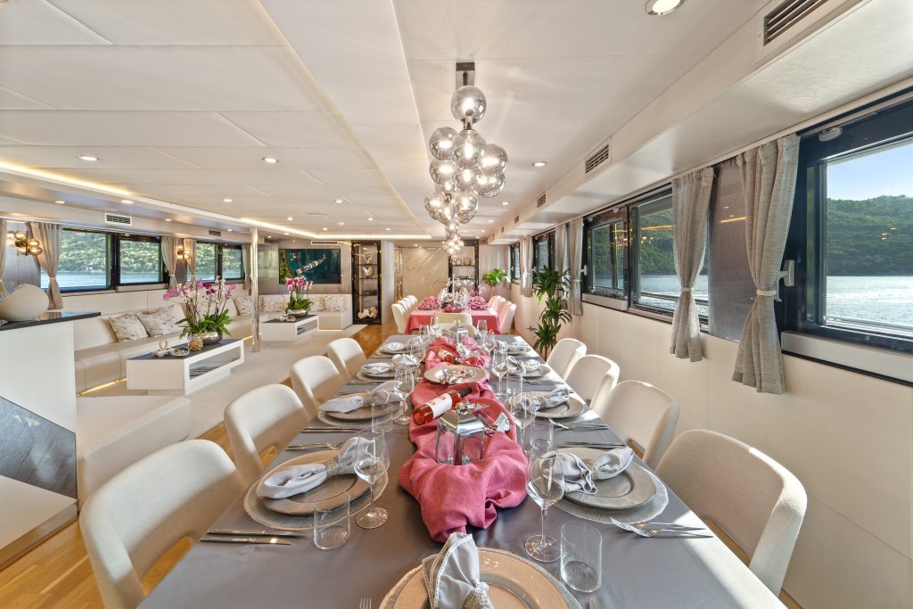 FREEDOM Formal dining in salon - Upper deck (2) FREEDOM Formal dining in salon - Upper deck (2)