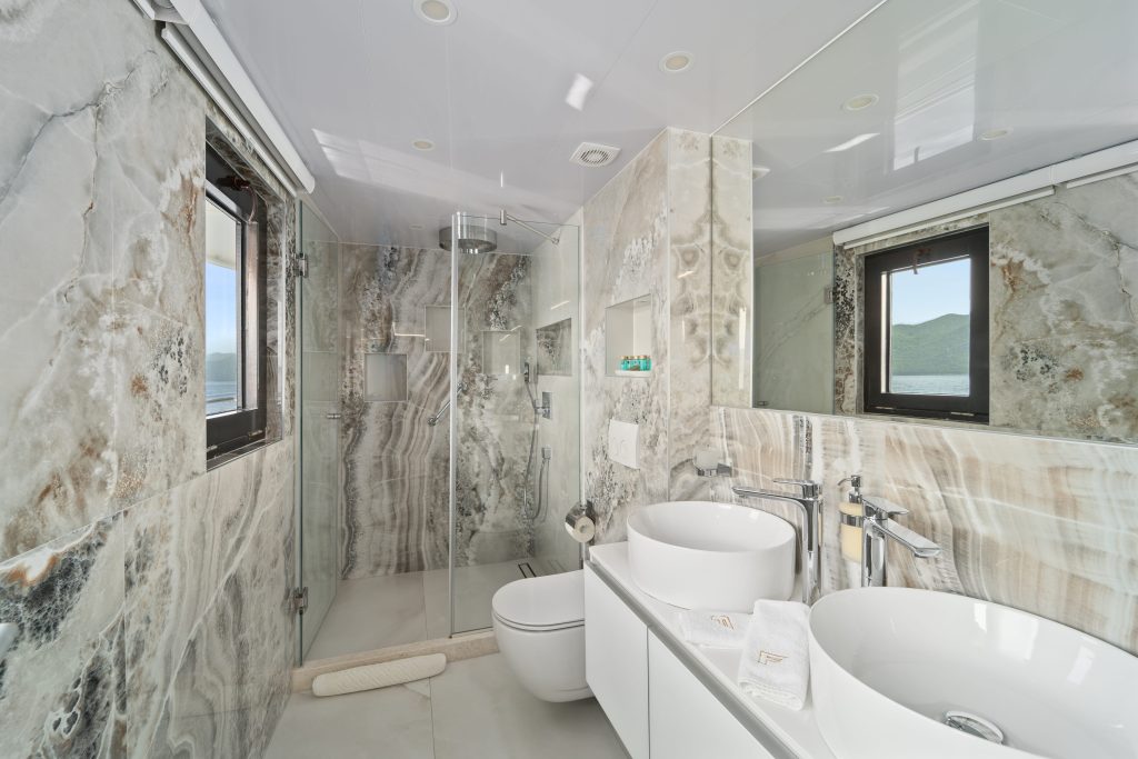 FREEDOM Master stateroom en suite - Upper deck FREEDOM Master stateroom en suite - Upper deck